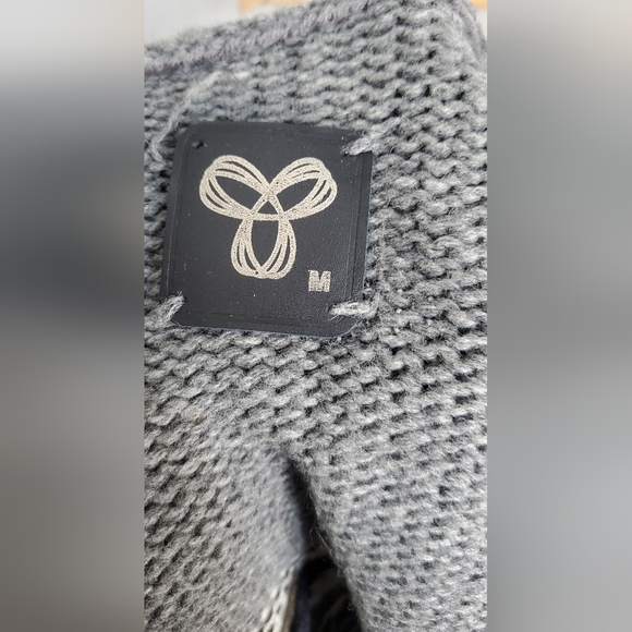 aritzia 100% lamswool classic Gray and Cream Women's Sweater. womens medium. EUC - Picture 2 of 8